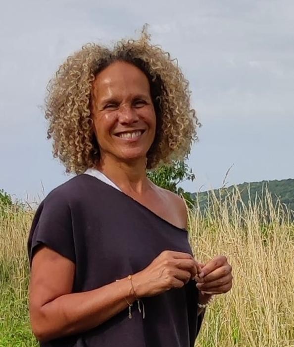 Christelle Paris dans un champ